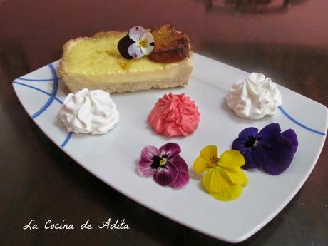 Tarta de crema de piña, sobre una base de coco