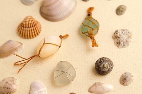Colgantes con cristales y piedras de playa