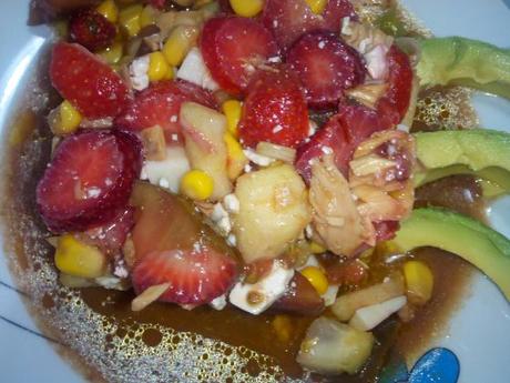 Ensalada con fresas y bonito