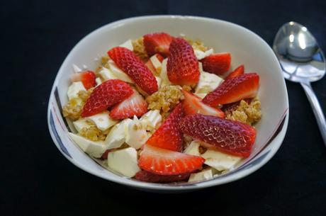 Desayuno con avena, queso fresco y fresas