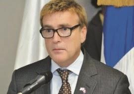 Embajador Brewster llama combatir corrupción y narcotráfico.