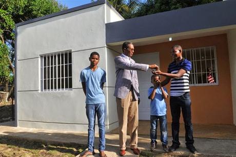 Hermanos huérfanos reciben vivienda de Comisión Presidencial.