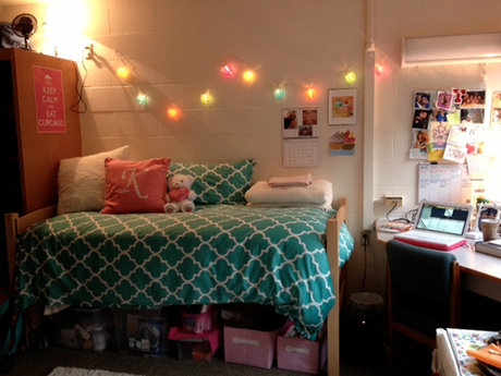 Guirnarldas de luces en el dormitorio