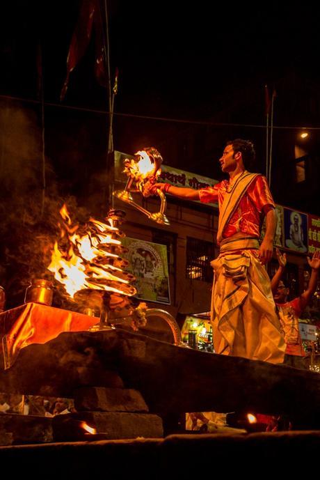 Ceremonia junto al Ganges, Varanasi