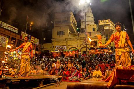 Todas las noches hay una muchedumbre viendo la ceremonia, Varanasi