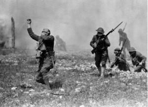 un soldado se ahoga en una nube de gas