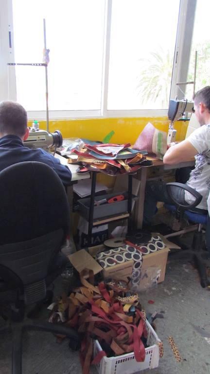 zapatos Artesanos con las manos en la masa 