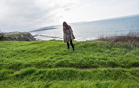 street style barbara crespo acantilados de langre santander cantabria village leopard coat adidas hakei fashion blogger outfit hake blog de moda