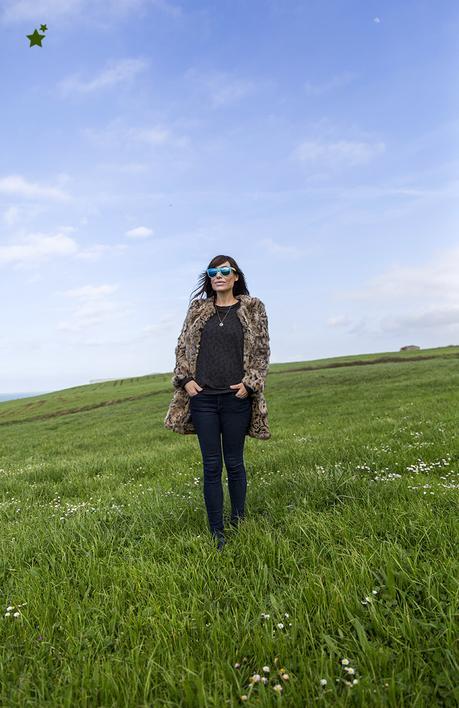 street style barbara crespo acantilados de langre santander cantabria village leopard coat adidas hakei fashion blogger outfit hake blog de moda