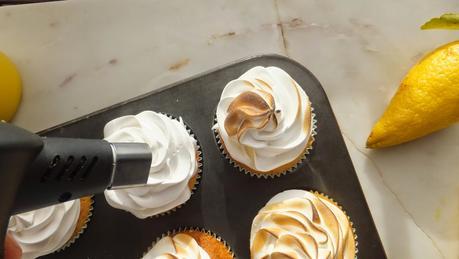 Cupcakes de limón y merengue rellenos de lemon curd. Los favoritos de Martha Stewart.