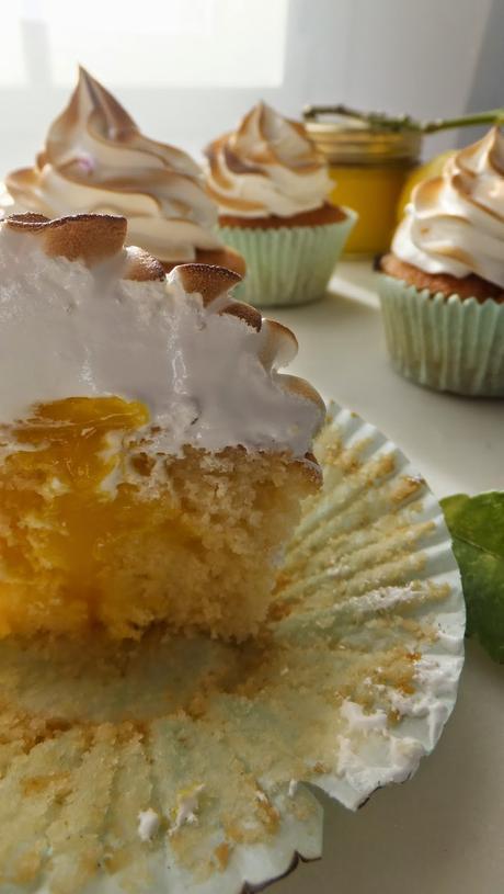 Cupcakes de limón y merengue rellenos de lemon curd. Los favoritos de Martha Stewart.