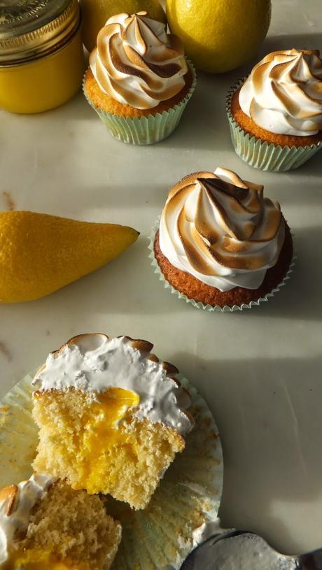 Cupcakes de limón y merengue rellenos de lemon curd. Los favoritos de Martha Stewart.
