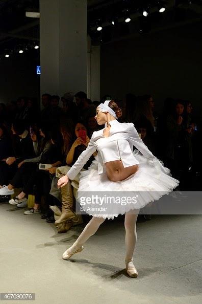 Los cisnes blancos de White Posture en MBFW Istambul