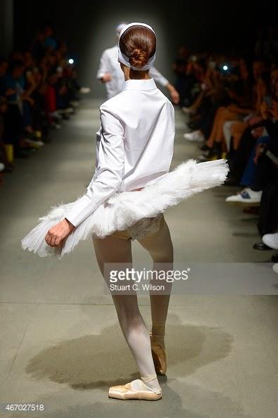 Los cisnes blancos de White Posture en MBFW Istambul