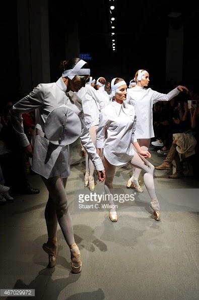 Los cisnes blancos de White Posture en MBFW Istambul