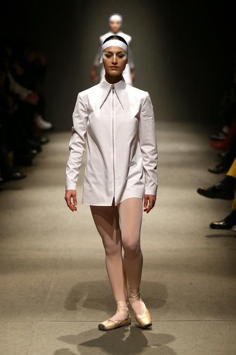 Los cisnes blancos de White Posture en MBFW Istambul