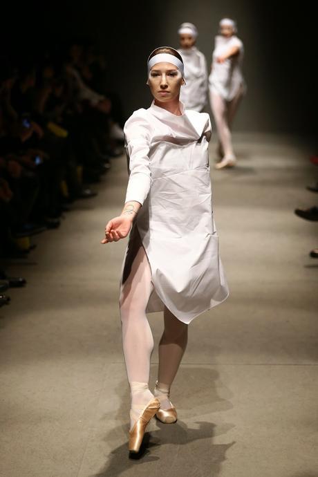 Los cisnes blancos de White Posture en MBFW Istambul