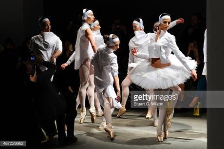 Los cisnes blancos de White Posture en MBFW Istambul
