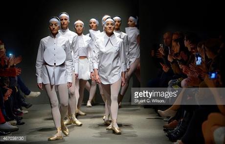 Los cisnes blancos de White Posture en MBFW Istambul
