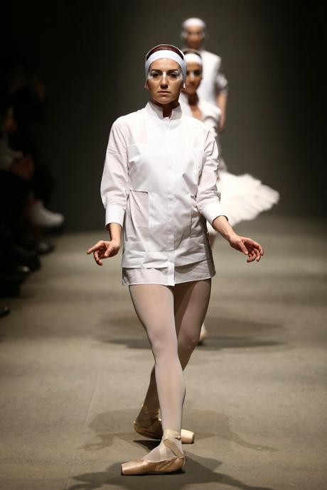 Los cisnes blancos de White Posture en MBFW Istambul