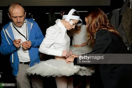 Los cisnes blancos de White Posture en MBFW Istambul