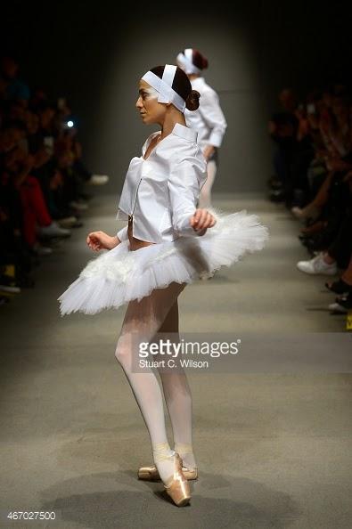 Los cisnes blancos de White Posture en MBFW Istambul