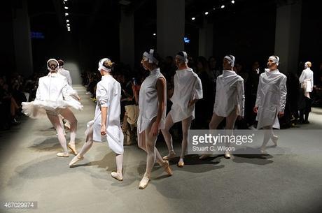 Los cisnes blancos de White Posture en MBFW Istambul