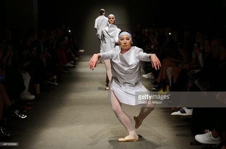 Los cisnes blancos de White Posture en MBFW Istambul