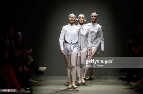 Los cisnes blancos de White Posture en MBFW Istambul
