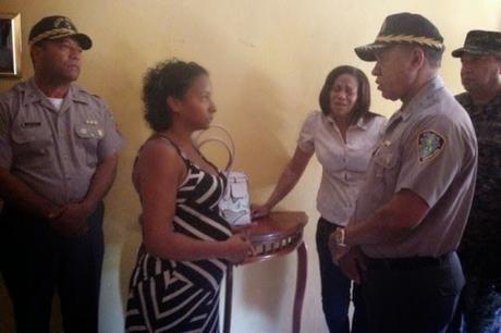 Dejó esposa embarazada policía abatido en protesta contra impunidad.