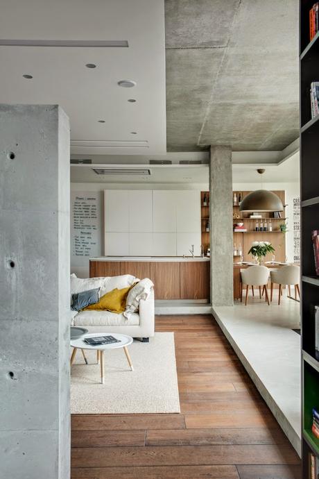 Juego de volúmenes de hormigón en un loft rehabilitado