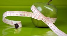 La dieta paleolítica Manzana con una cinta metrica