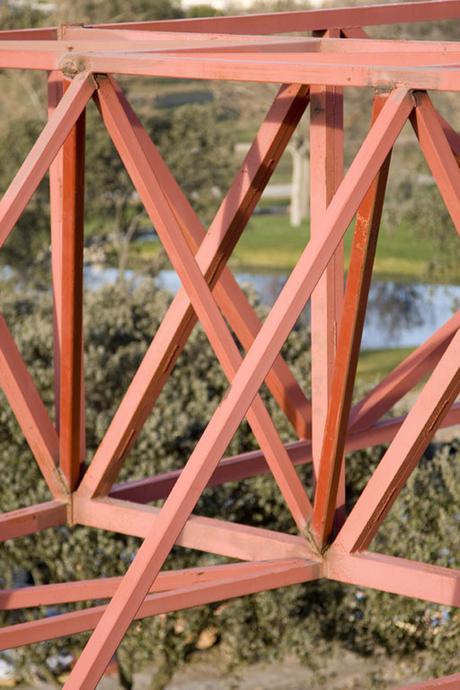 DETALLES ARQUITECTÓNICOS: PÉRGOLA ESCULTÓRICA DE A-CERO