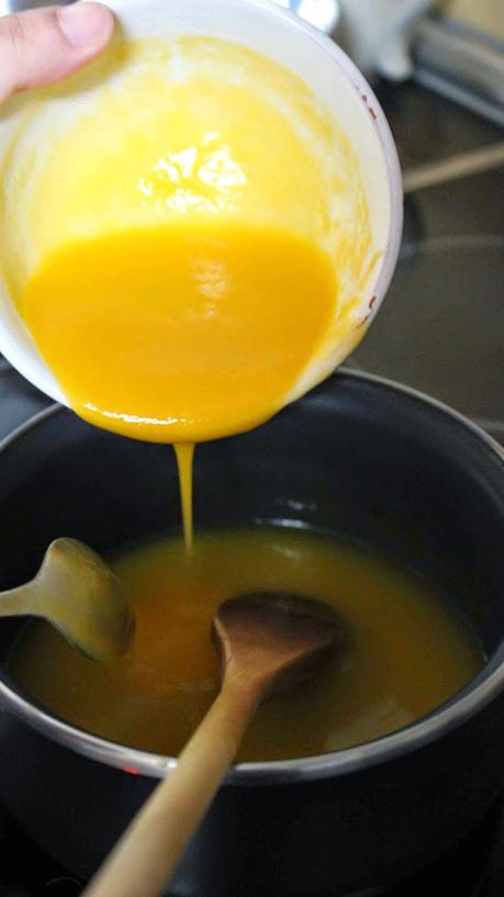 Mousse de yogur y mango corazón chocolate