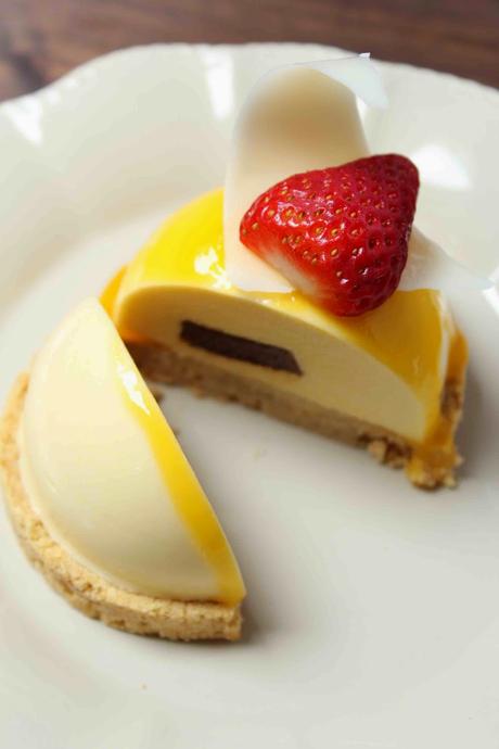 Mousse de yogur y mango corazón chocolate