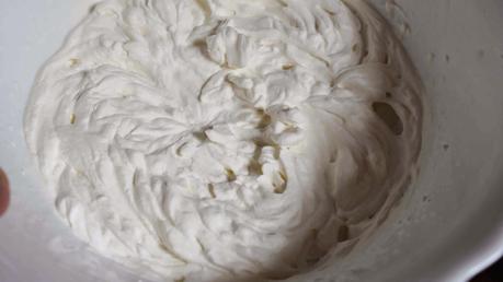 Mousse de yogur y mango corazón chocolate