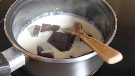 Mousse de yogur y mango corazón chocolate