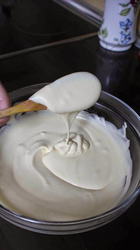 Mousse de yogur y mango corazón chocolate