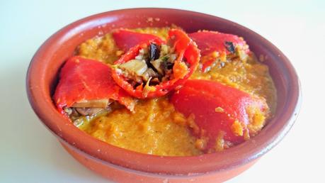 Pimientos de piquillo rellenos de avena y champiñones con salsa de verduras y miso
