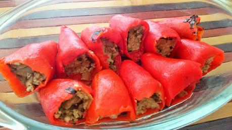 Pimientos de piquillo rellenos de avena y champiñones con salsa de verduras y miso