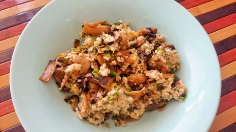 Pimientos de piquillo rellenos de avena y champiñones con salsa de verduras y miso