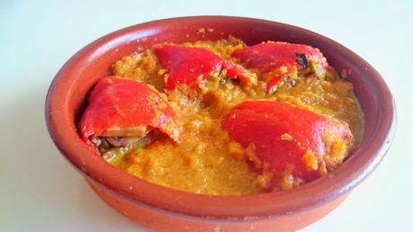 Pimientos de piquillo rellenos de avena y champiñones con salsa de verduras y miso