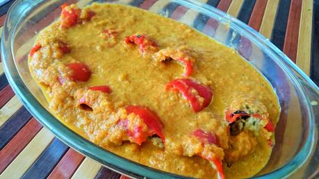 Pimientos de piquillo rellenos de avena y champiñones con salsa de verduras y miso