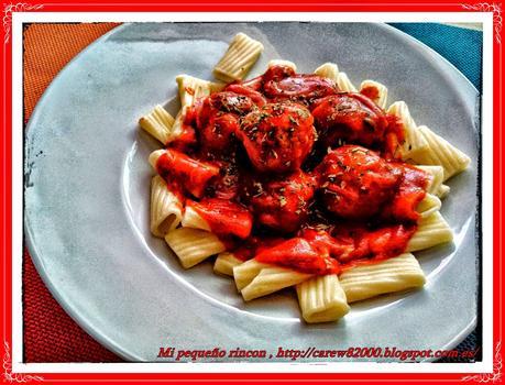 Tortiglioni con albóndigas en salsa de tomate al orégano