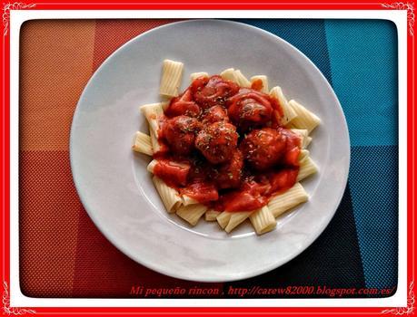 Tortiglioni con albóndigas en salsa de tomate al orégano