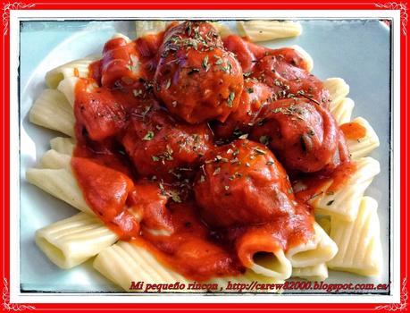 Tortiglioni con albóndigas en salsa de tomate al orégano