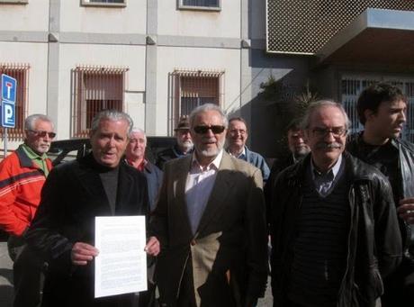 18 de abril. Julio Anguita y otras 200 personas denuncian al obispo y al alcalde de Córdoba.