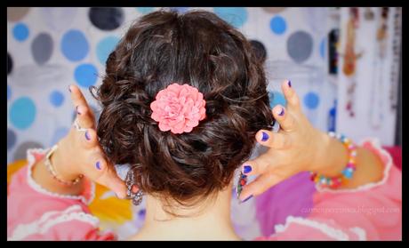 Recogido romántico para cabello rizado corto