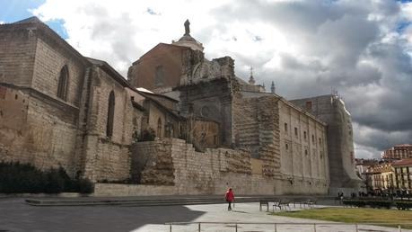 Sólo construida hasta el crucero y con una torre hundida.