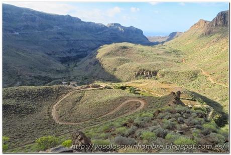 Camino revuelto y al fondo el mar Camino revuelto y al fondo el mar